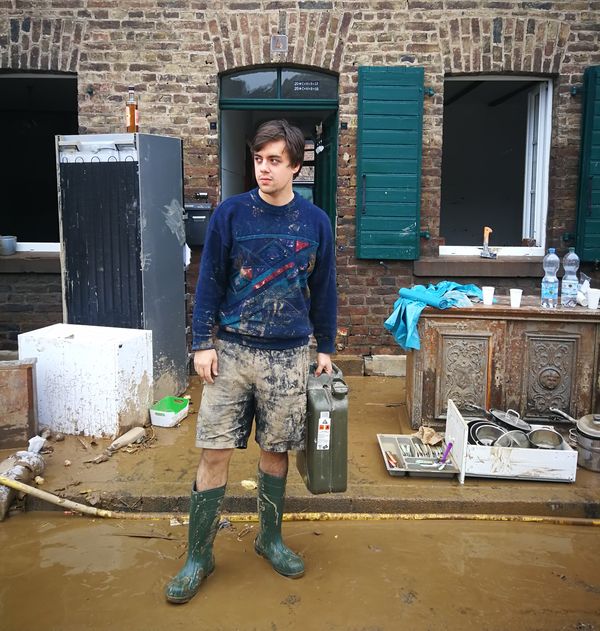 Frederik Schorn bei der Hochwasser-Hilfe